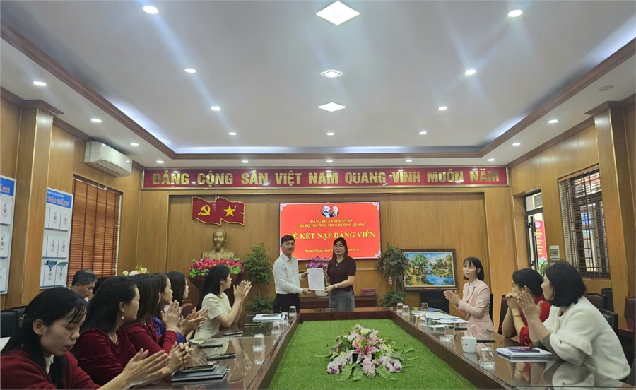 Lễ kết nạp Đảng viên mới - Chi bộ Trường THCS Dương Quang