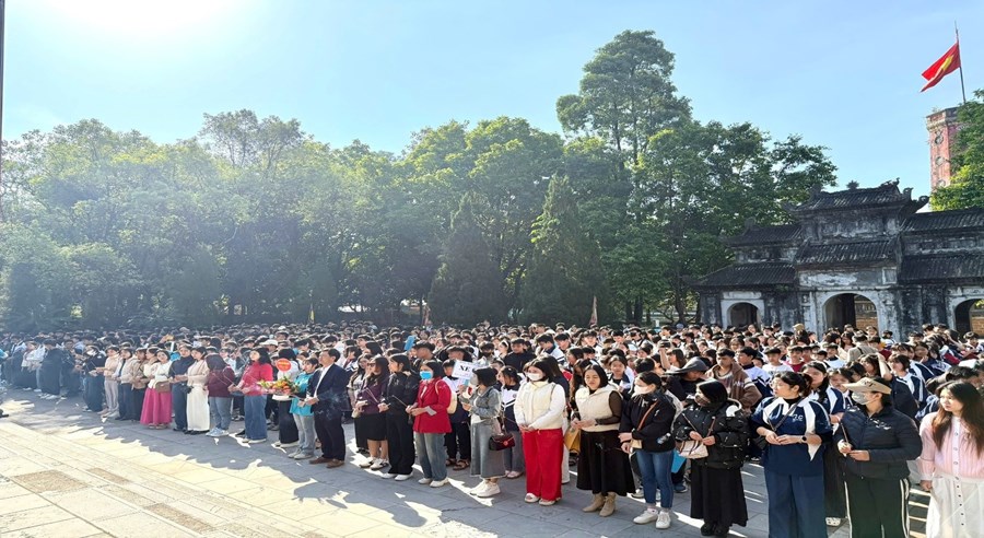 Học sinh trường THCS Dương Quang tham gia hoạt động ngoại khóa tại thành cổ Sơn Tây - Đảo Ngọc Xanh (Phú Thọ)