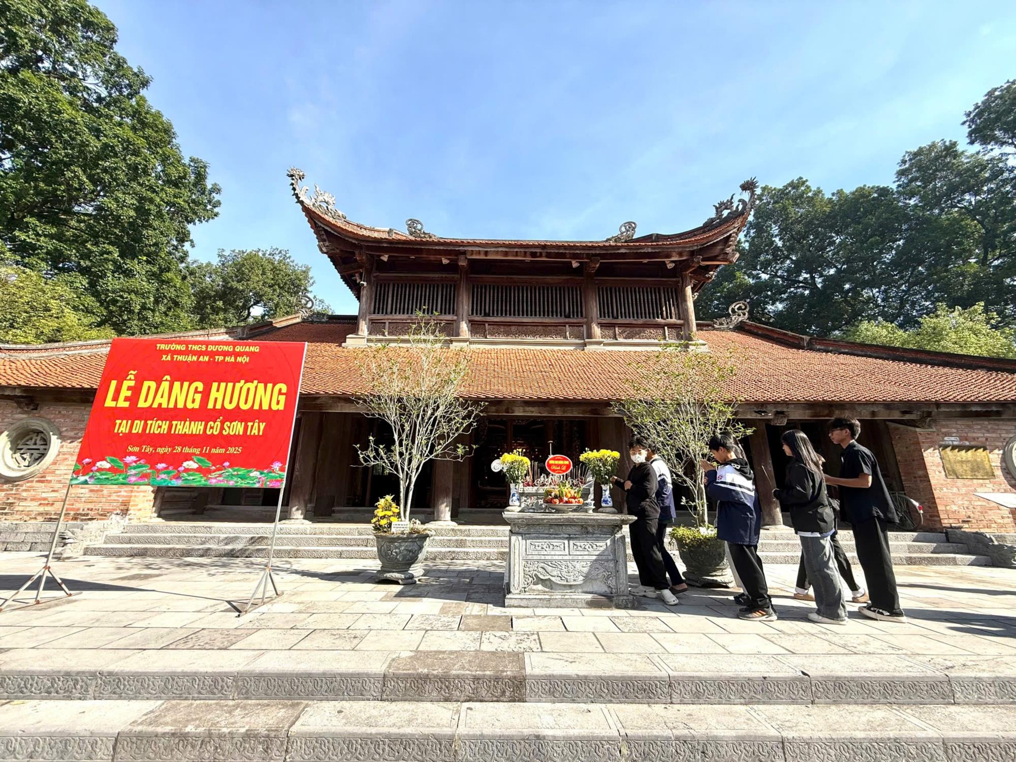 Học sinh trường THCS Dương Quang tham gia hoạt động ngoại khóa tại thành cổ Sơn Tây - Đảo Ngọc Xanh (Phú Thọ)