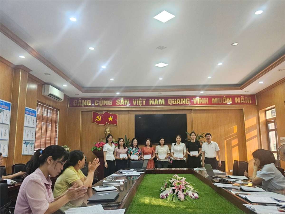 Khen thưởng các giáo viên - Trường THCS Dương Quang