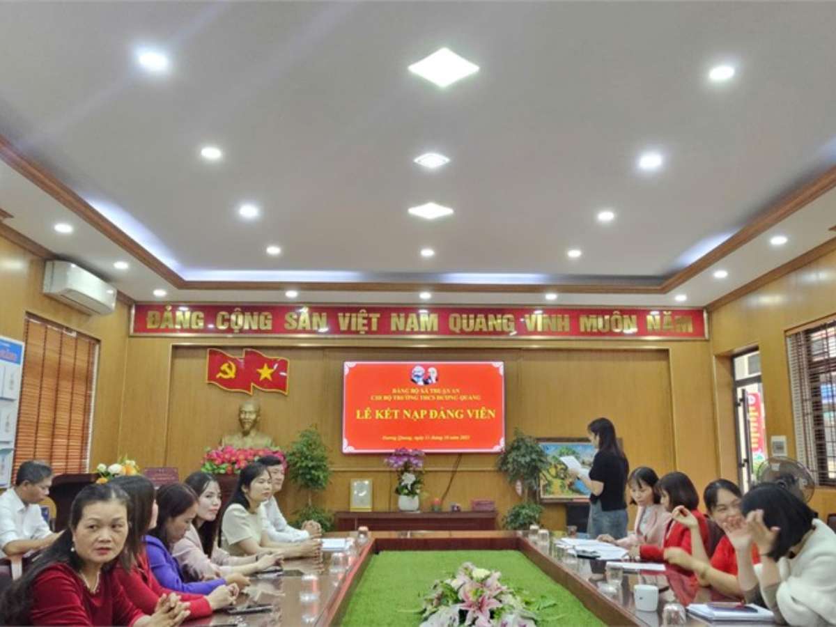 Lễ kết nạp Đảng viên mới - Chi bộ Trường THCS Dương Quang